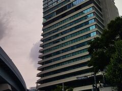 本日お邪魔する「WATERS takeshiba（ウォーターズ竹芝）」は、2020年6月17日に開業した浜離宮恩賜庭園、旧芝離宮恩賜庭園に囲まれ、東京の歴史を感じることのできる竹芝エリアに誕生した、「四季劇場」、「 アトレ竹芝」、「メズム東京」からなる複合施設です。