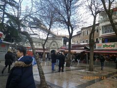 バヤズィト・モスク（Beyazit Cemii）の目の前にあるバスターミナル（ちょうどべヤズィト広場（Beyazit Meydani）の反対側になる）附近。Doceとあるのがカフェ・レストランで、その奥からグランド・バザール（Kapali Carsi）への入口になっている。このバザールは非常に広い屋内市場。