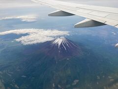 羽田空港を10時前に出発する飛行機に乗り込みます。前回どこかにマイルを早朝時間帯で申し込んだら、始発の電車に乗っても間に合わない早い便でした。そこで午前の遅い時間を指定です。少し時間は無駄になりますが仕方ありませんね。