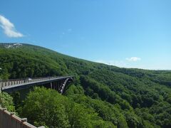 城ケ倉（じょうがくら）大橋　高さ122メートル　城ヶ倉渓谷と八甲田連邦のパノラマが見えます。