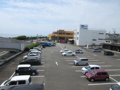 道の駅　パーク七里御浜の駐車場に車を止めました。歩道橋を渡って七里御浜に行きます。