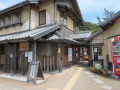 花の窟神社にお詣りするために、道の駅 熊野 花の窟の駐車場に車を停めました。