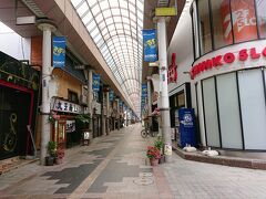 武井神社からまた路地を通ってやってきたのは、権堂の商店街。
アーケードの昭和の商店街です。