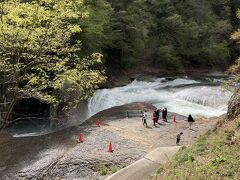 ここで遊歩道は終わり、お土産店が並ぶ道を上がって国道120号、日本ロマンチック街道に戻る