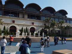 ディズニーシーへ入園するとすぐに、アトモスフィアエンターテイメントが。

白い衣装を着たキャストたちが演奏を披露！