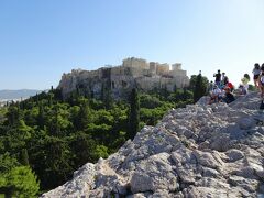 アレオパゴス
Λόφος Αρείου Πάγου

登ってきました。アクロポリスの丘に行く前に寄り道して、こちらに。アレオパゴスの丘。こちらは自然の展望台となっており、写真のようにアクロポリスの丘と、市街地が見下ろすことができます。