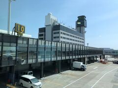 『大阪国際（伊丹）空港』南ターミナル

NH19便（東京・羽田空港 10:00発 ― 大阪・伊丹空港 11:10着）は
10番ゲートに到着しました。

11:06 大阪国際（伊丹）空港に着陸しました。
11:12 ドアオープン。

機体を降りる際も決められた順番に降りていきます。