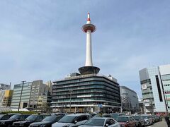 JR京都駅中央口『京都タワー』の写真。

2020年の冬に京都の紅葉を鑑賞しに京都を訪れて以来ですので、
約3か月ぶりの『京都タワー』です (^^♪

その際の京都旅行のブログは以下をご覧ください↓

<東京から東海道新幹線のグリーン車で行く京都★2020年11月
【京都北白川 ラーメン魁力屋】堀川五条店がオープン♪
『京都駅ビル』プロジェクションマッピング「光のファンタジー」☆彡
『京都伊勢丹』京都限定土産『ポルタ』ポム・テ・タタン★
『ザ・キューブ』京都駅『京名菓・名菜処 亰』高級食パン【別格】
京都駅店限定クロワッサン>

https://4travel.jp/travelogue/11663522

<京都の紅葉★2019年10月開業『パーク ハイアット 京都』
【キョウト ビストロ】八坂の塔～二年坂～坂本龍馬の墓～高台寺～
圓徳院～ねねの道～ねねの小路～石堀小路>

https://4travel.jp/travelogue/11664884

<京都駅隣の五条駅から徒歩2分の場所に2020年10月に開業した
『ウォーターマークホテル京都』宿泊記★
最上階のスイートルームからは『京都タワー』や『東本願寺』が♪>

https://4travel.jp/travelogue/11665038

<京都『東寺（教王護国寺）』紅葉ライトアップ★月夜に映える
国宝「五重塔」と紅葉を愛でながら約1200年前の平安京の秋に
思いを馳せて♪国宝「金堂」＆重要文化財「講堂」夜間特別拝観>

https://4travel.jp/travelogue/11665125

<京都『北野天満宮』の「史跡 御土居のもみじ苑」の太鼓橋「鶯橋」
からの紅葉★入苑券でお茶菓子を♪祭神の使者である牛さんがいっぱい
★来年は丑年！合格祈願を>

https://4travel.jp/travelogue/11665772

<なんと『京都御所』や『京都迎賓館』のある広大な敷地の
『京都御苑』は入苑料が無料！アクセス情報★
予約なしで『京都迎賓館』のガイドツアーに参加♪>

https://4travel.jp/travelogue/11665819

<2020年11月開業『ホテル ザ 三井京都』はマリオットホテル系列★
ガストロノミー鉄板【都季】イタリア料理【FORNI（フォルニ）】
【ザ ガーデンバー】『二条城』敷地で迷子（焦）>

https://4travel.jp/travelogue/11666576