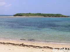 島の北にある、やじり浜と沖のアフ岩。
夏なら泳いで渡れそう？