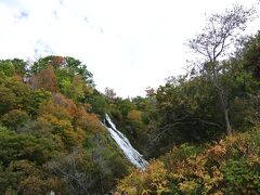 オシンコシンの滝にやってきました。

国道３３４号線沿い、海のすぐ近くにあります。