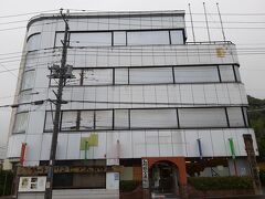 湯河原では特に何も観光を考えてなくて・・

ホテルに着いて即席で探しました。

人間国宝美術館。
雨だったので丁度良かったです。

人間国宝とは、重要無形文化財の各個認定の保持者として国が認定した人。
そんな方々の作品を多く展示しています。