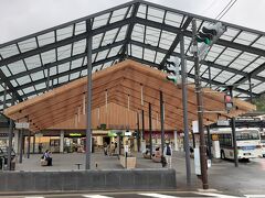 湯河原駅。

一目でわかる、「俺は木だ」の隈研吾。
ワンパターンでここまでゴリ押しできるのが逆に凄い。