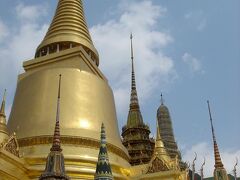 ●王宮

黄金に輝く仏塔。
同じ仏教の国でも、日本ではあまりお目にかかれない風景ですね。
ラーマ4世が、アユタヤーにあるワット・プラシーサンペットの仏塔をまねして建てたものだといわれています。