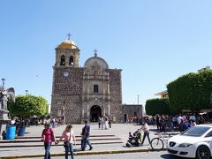 メインストリートをずっと進むと、Parroquia Santiago Apostolという教会が見えます。