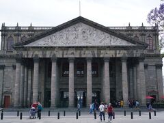 リベラシオン広場には、Teatro Degollado（デゴヤド劇場）も面してます。