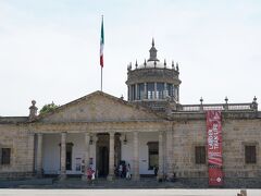 　Hospicio Cabanas（オスピシオ・カバーニャス）に到着。
1980年までは病院、孤児院、救貧院の複合施設だったそうです。
1997年に世界遺産登録。