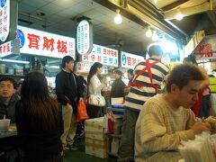 夜市で食べまくり。