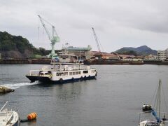 尾道と対岸の向島とを結ぶ福本渡船の小型フェリーが出航した。