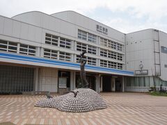 新潟県上越市にある直江津駅です。
ＪＲ信越本線の起点の駅であり、
えちごトキめき鉄道の起点でもあります。
２０１０（平成２２）年に、北陸新幹線が２０１５年に開業すると
並走路線となり、ＪＲから経営分離される区間を引き継いだのが、
えちごトキめき鉄道です。
直江津を基点に、ＪＲ東日本・信越本線の妙高高原駅～直江津駅間を
「妙高はねうまライン」とし、
ＪＲ西日本・北陸本線の市振駅～直江津駅間を
「日本海ひすいライン」として運営しています。
直江津は、３路線の起点と言う珍しい駅です。
直江津駅に隣接して、えちごトキめき鉄道の本社があります。