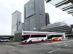 大和から小田急線で新宿へ。
新宿駅から徒歩でバスタ新宿へ着くと、朝7時過ぎでも各社のバスが停車しています。