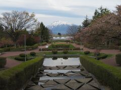 猿賀公園の噴水広場から岩木山が見える。