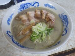 弘前へ戻り、八助で煮干しラーメンを食べる。かなり濃厚なスープ。塩気が強く、私はもう少し薄味の方が好み。