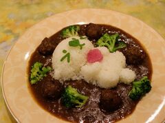 ランチはメイちゃんカレー。

ごく普通のカレーもこんなに可愛いとどこから食べるか悩むよーっ！
カレーは甘口と中辛から選べるけど、基本お子さま用なのかドリンクはオレンジジュース一択なのがちょっと残念。

水族館でラッコのご飯型売っていなかったけど、ネットで見つけたのでポチッ！！
