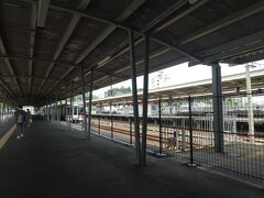 結局鳥羽駅まで行くことにしました。
検索したら、雨の日の鳥羽水族館は激混みってなっていたので、今日のうちに行っちゃおうということになったの。

鳥羽駅は近鉄側は駅員もいるけど、JRは無人なのよ。
割と大き目な駅なんだけど。