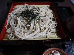 ６月の梅雨時期ですから外はザーザー振り。
ランチはアーケード内にあるお蕎麦屋さんに入りました。中々の観光地プライス！！