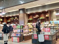 大阪伊丹空港の日本航空側の保安区域にあるテイクアウト専門の飲食店。搭乗口が大きく左右に分かれる場所にあるのでべんりがよい。保安区域の飲食店は値段が高めだがソラデリはリーズナブルな弁当やサンドイッチが売られている。機内に持ち込んで食べることもできる。
 