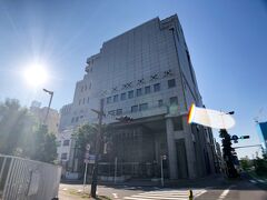 美術館到着。

ファミリープランのアレみたいなのが映り込んでますが…
合成じゃないの。スマホにつけた広角レンズのせいなの。

なんでこーなるんだ? (￣ー￣:)