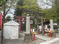 敷地内にある鶴ヶ城稲荷神社。