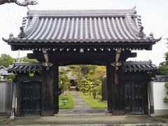 徳川吉宗公誕生地を訪れた後、さらに南へ足を伸ばすことにする。
観光地図に載っている報恩寺（ほうおんじ）の前に着いた。