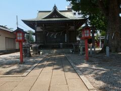 八幡町の八幡神社です。
鳥居からの参詣道が意外と長い。
八幡児童遊園があり、親子連れが遊んでいた。