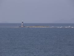 これは白洲灯台。島というより「洲」で無人島です。