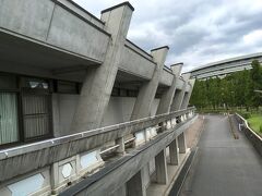 くいな橋駅から烏丸線に乗り、最北の国際会館駅まで行きました。
駅名にもなっている国立京都国際会館らしき場所が、森博嗣の小説に出てきます。
Wシリーズの最終巻、「人間のように泣いたのか?」という小説です。
