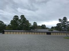 同志社大学の南に、京都御苑が隣接しています。
北西にある乾御門から、御苑の中に入りました。
苑内は樹々と砂利が面積を取った、とても広い公園になっています。
