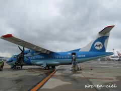 【5月21日（金）1日目】
初めての天草エアラインへの搭乗。
機体は、親イルカの「みぞか」。
プロペラは「みぞか」の子どもで、左は「はるちゃん」、右は「かいくん」と名付けられているそうです（^^）。

「みぞか」は、天草弁で【かわいい】という意味だと、機内のエチケット袋に書かれていました。確かに、可愛い(*'▽')。