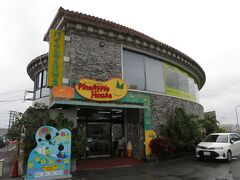 那覇空港近くまで戻って、パイナップルハウスへ。
名護パイナップルパークの支店的な場所のようです。
