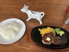 赤身肉のステーキで、料理名は　ジョンFケネディカット　150ｇ
JFKといえば大統領ではなく、NYの空港名　どこにいても考えることはヒコーキのこと

赤身肉なので、分厚いけど脂っこくないです　柔らかくて食べやすい　この倍は食べれたかもしれない