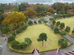 『鶴ヶ城』の広大な美しい庭園