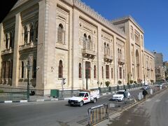 イスラーム芸術博物館です。
新市街にある博物館で陶器、ガラス、真鍮、織物、木細工などイスラムの珠玉作品が多数展示されているそうです。
アランさんはバスの中から右の建物は何々、左は何と説明してくれるのですが、景色が次々と変わるので容易に写真が撮れません。
やっと写真が撮れたのはこの建物だけでした。