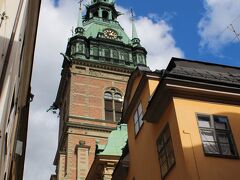１５時１０分、ひと際高い尖塔が特徴的な、クラシックな様式の建物を発見。

この場所にはストックホルムも加盟した“ハンザ同盟都市”におけるドイツ商人の居留区があり、彼らによって１７世紀半ばに建てられたという“ドイツ教会”（Tyska kyrkan）です。