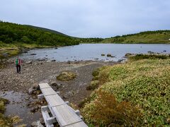 鎌沼迄着き沼畔に降りる。