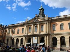次にたどり着いたのはこちらの建物。

1776年に建造された旧証券取引所の建物を活用して、ノーベル賞創設100周年を記念し2001年に開館した“ノーベル博物館”（Nobelmuseet）で、内部には歴代受賞者の紹介など、ノーベル賞にまつわる様々な展示がなされています。