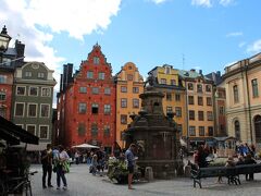 そのノーベル博物館の前にはこんなカラフルな建物に囲まれた“大広場”（Stortorget）。

他の国の広場に比べたらチト小さい気はしますが、人口約1,000万人のスウェーデンではこんなものか・・・。