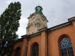 そしてそのノーベル博物館の背後にそびえるのは“大聖堂”（Storkyrkan）。

１３世紀後半に建てられたストックホルム最古の教会で、バロック様式の現在の姿になったのは１８世紀半ばとのこと。

スウェーデン王室の戴冠式や結婚式などが行われる由緒ある教会となっているところです。

最近では、2010年に現国王カール16世グスタフの王女ヴィクトリアと、実業家であるダニエル・ベストリングとの結婚式が行われたことでも注目されました。