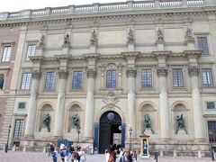 続いて１５時４０分、閉館時間の遅いノーベル博物館は後回しにして、開館時間が１７時までとなっている“王宮”（Kungliga Slottet）へ。

１３世紀半ばに建てられ、1697年に焼失した後、1754年にバロック・ロココ様式により再建されたという王宮は、島への入口で見た国会議事堂と同様、圧倒的な重厚感で見る者に迫ってきます。