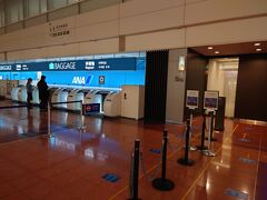 1日目：
まだ暗い早朝に家を出て京急で羽田空港へ。電車も空港も閑散としています。