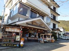 店先で食べ物も売っていました。周囲には数えるほどしか人はいません。